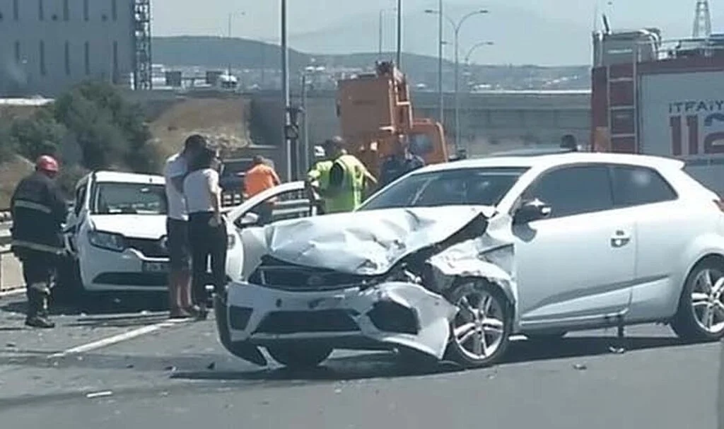 4 aracın karıştığı zincirleme kazada 2 kişi yaralandı