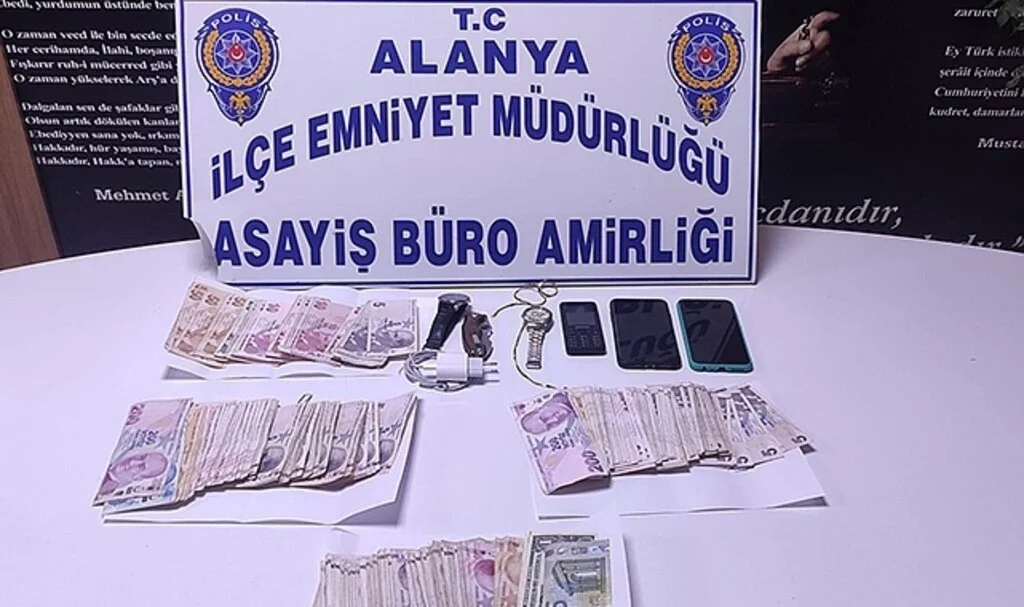  4 ayrı iş yerini 8 bin TL zarara uğrattılar