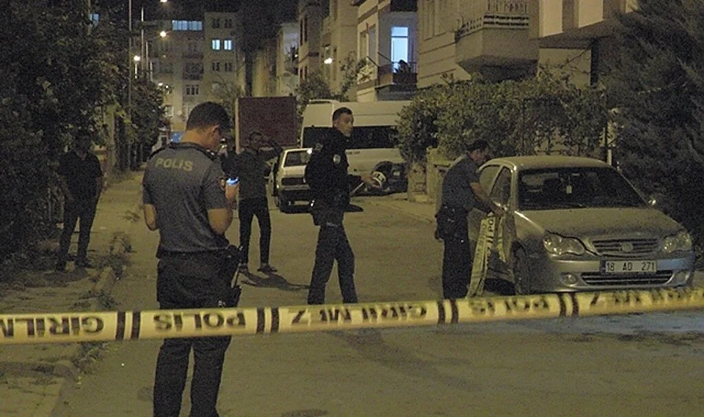 450 saatlik güvenlik kamerası kaydını incelediler, silahlı saldırganı enselediler