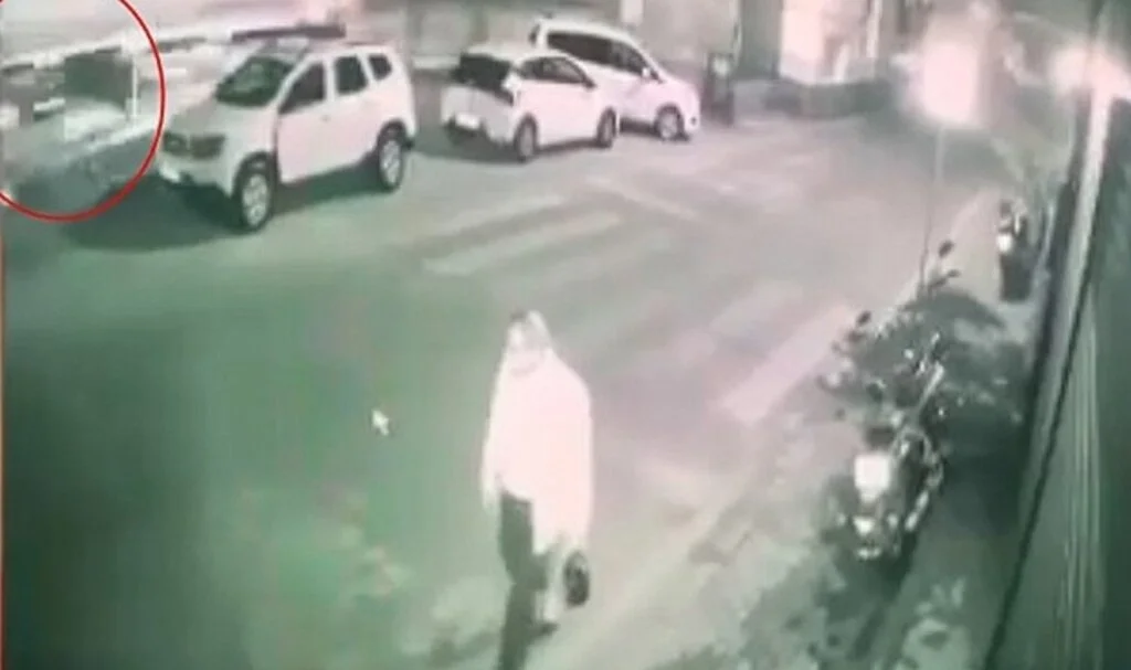 5 arkadaşın takla atan otomobilden burunları kanamadan çıktığı kaza anı kamerada