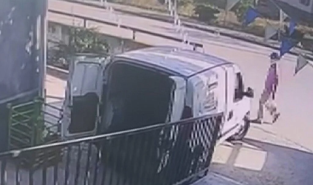 5 dakikalığına indiği aracı saniyeler içinde soyuldu
