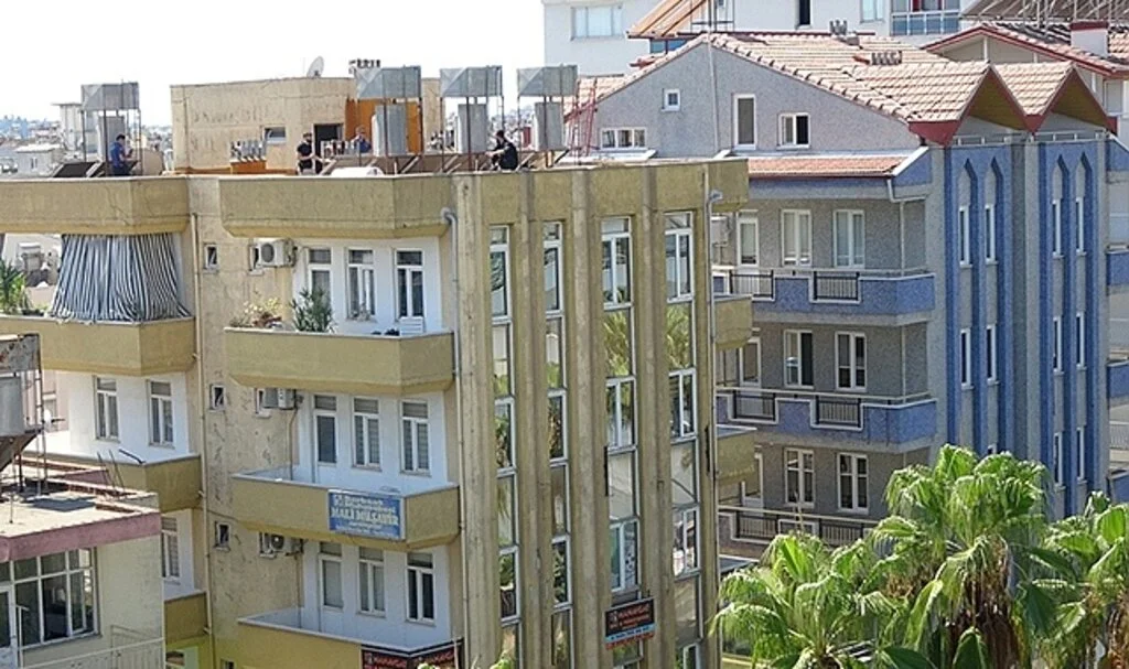 5 katlı apartmanın çatısına çıkan genç, yürekleri ağza getirdi