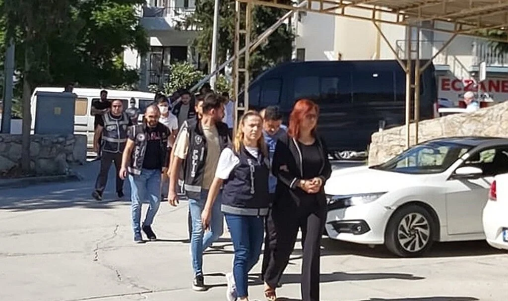 6 ilde dolandırıcılık operasyonunda gözaltına alınan şüpheliler adliyeye sevk edildi