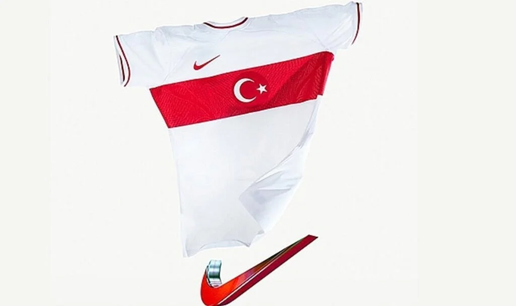 A Milli Futbol Takımı'nın yeni sezonda giyeceği formalar tanıtıldı.