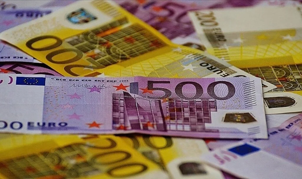 AB şimdiye kadar Rus oligarkların 14,6 milyar avroluk varlığını dondurdu