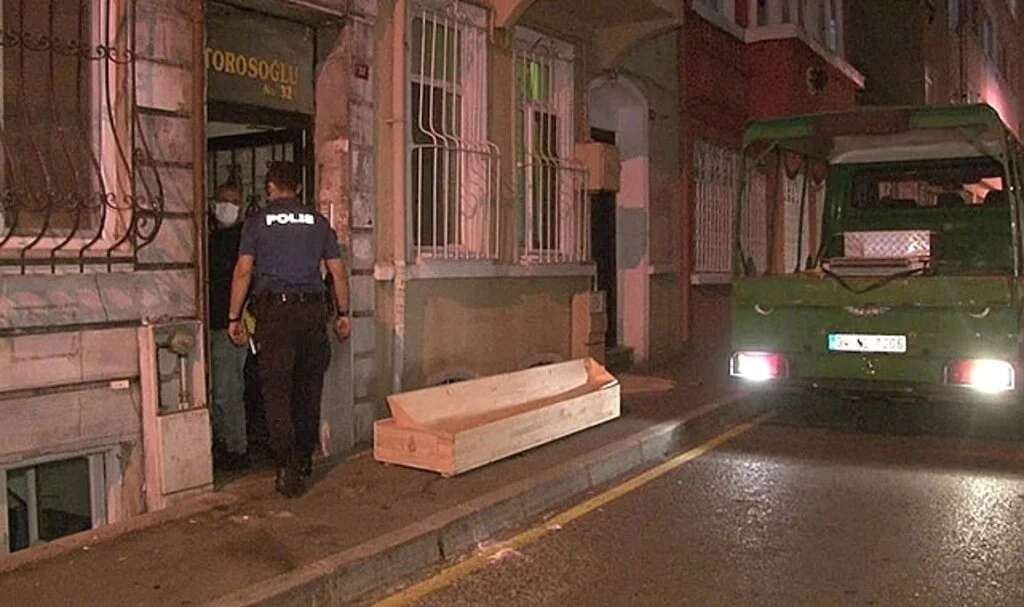 Abisini öldürüp arkadaşına haber verdi