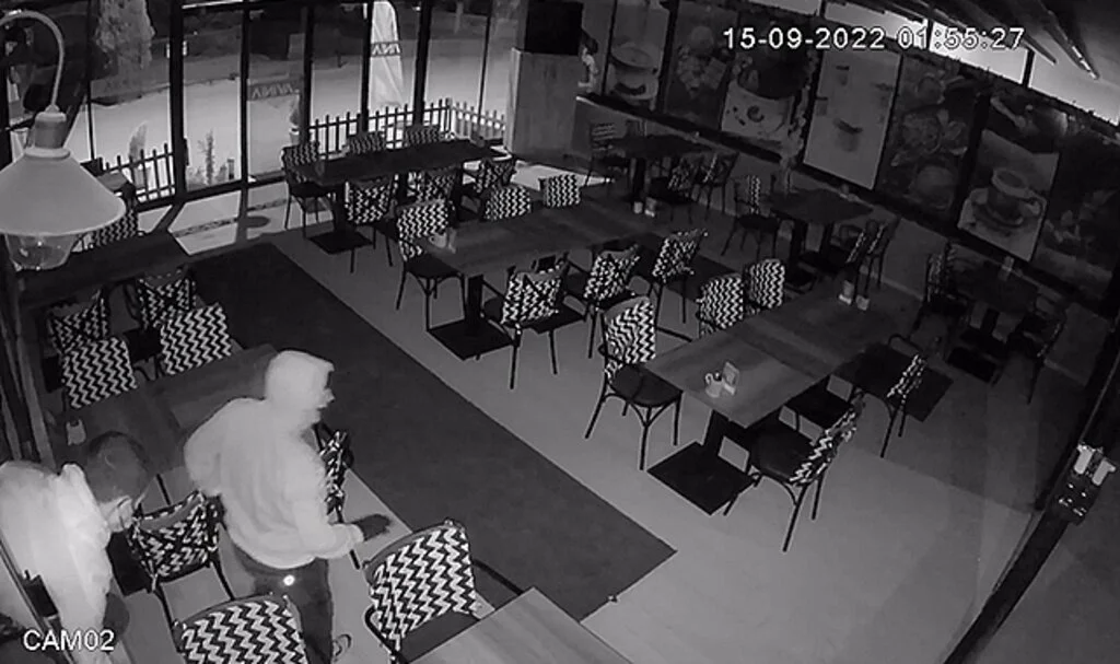 Acemi hırsızlar önce kameraya, ardından polise yakalandı