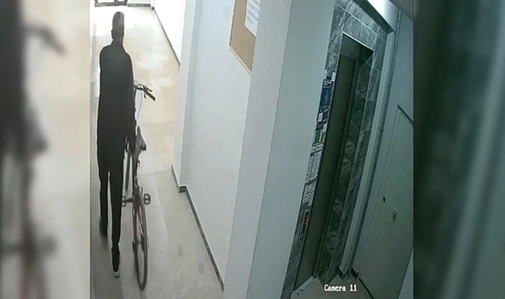 Açık bulduğu apartman kapısından girerek bisiklet çaldı