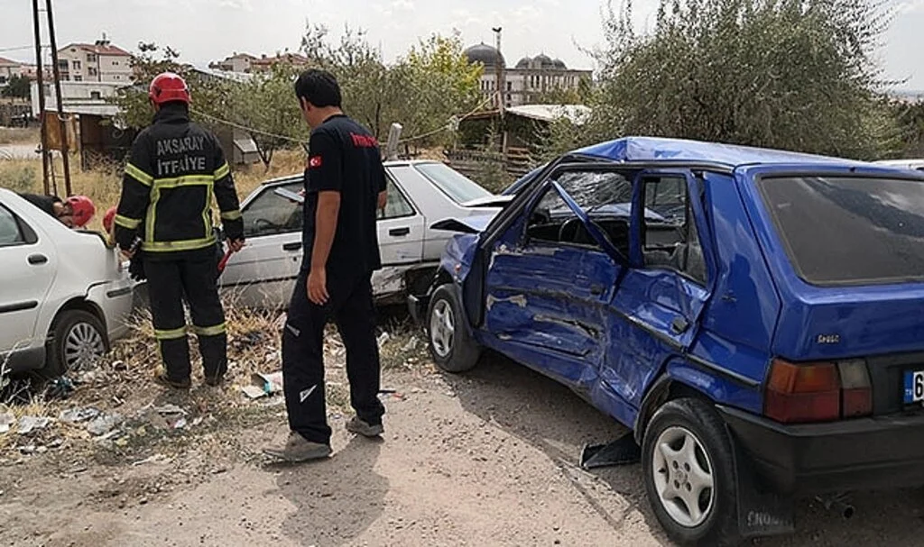  Aday sürücü park halindeki 3 araca çarptı: 1 ağır yaralı