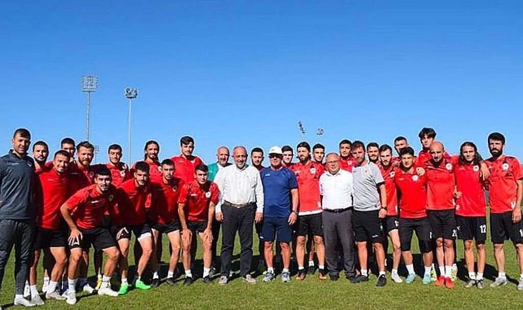 Afyon Gençlik ve Spor İl Müdürü İsmail Hakkı Kasapoğlu'ndan Futbolculara tatlı ziyaret