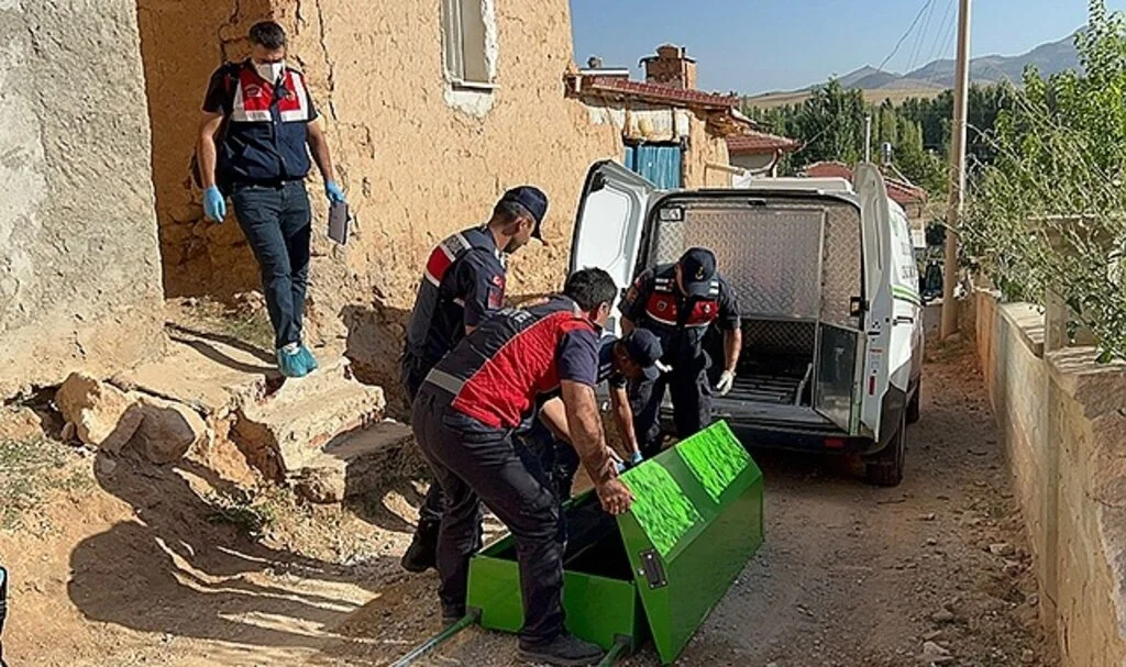 Afyonkarahisar’da şüpheli ölüm: Eve giren ekipler şahsın cansız bedeniyle karşılaştı