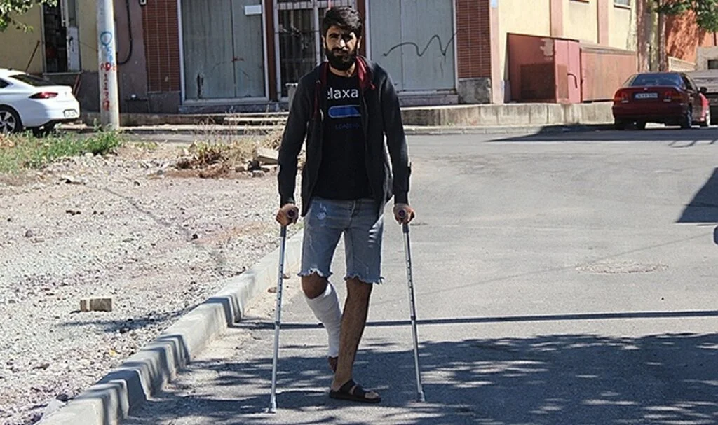 Ağabeyi, kardeşi ve yeğenleri tarafından darp edilmişti, bu sefer de ayağından vuruldu