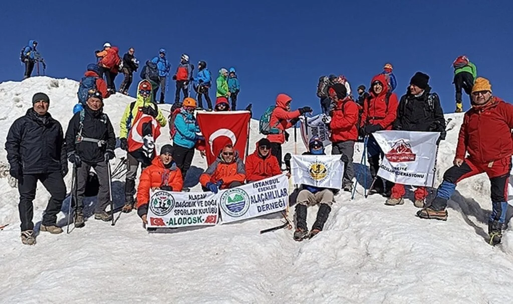 Ağrı Dağı zirvesinde zaferi kutladılar