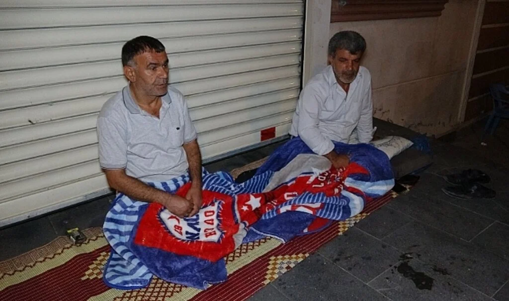 Ailelerin evlat nöbeti gece de devam ediyor