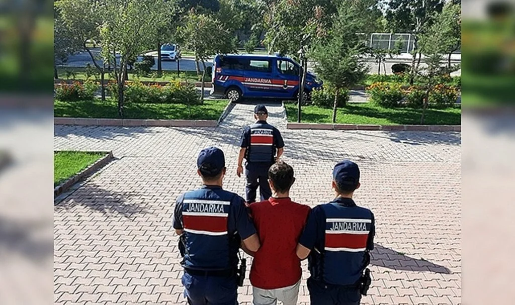 Aksaray'da 6 yıl hapis cezası olan uyuşturucu tacirini jandarma yakaladı