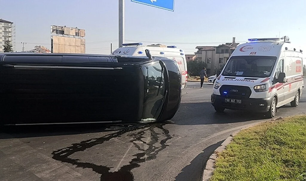 Aksaray'da minibüsle otomobil çarpıştı: 2'si çocuk 6 kişi yaralandı