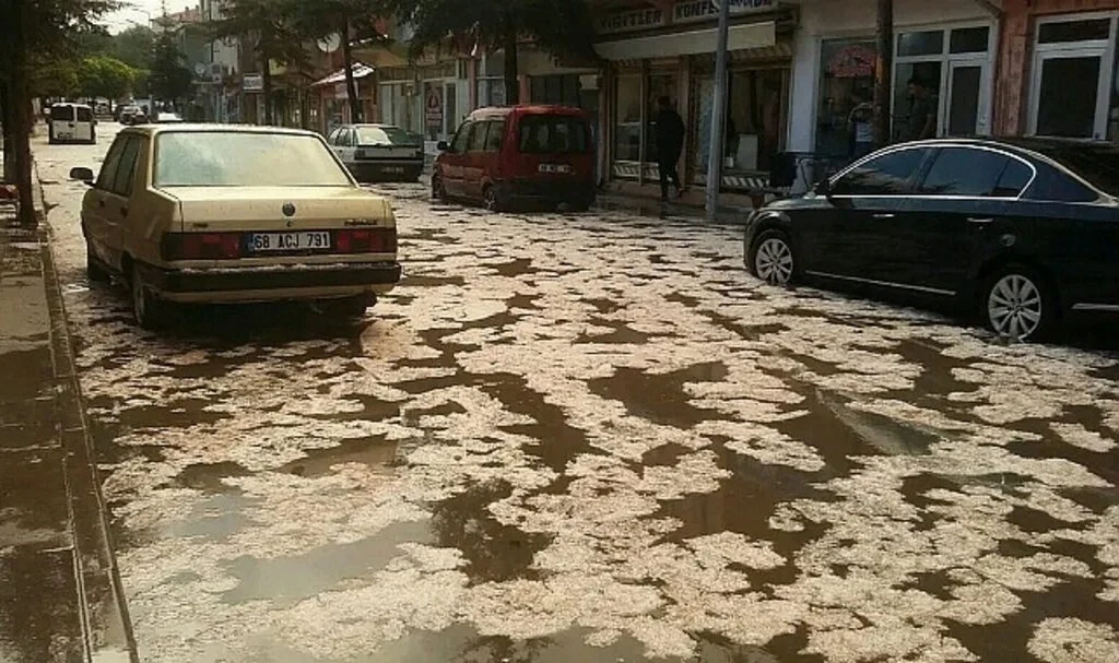 Aksaray’ın yüksek kesimlerinde dolu yağışı etkili oldu