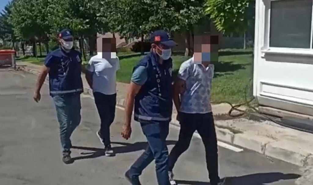 Akü hırsızları yakalandı