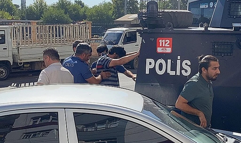 Alacaklısını evinde bıçakladı, yaralının eşi yardım feryadında bulundu