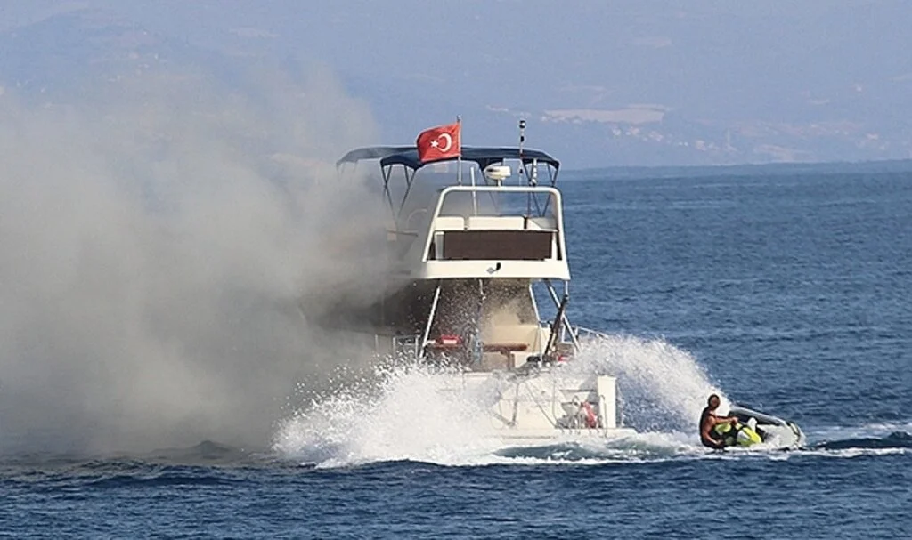 Alanya’da lüks yat denizin ortasında alev aldı, 6 kişi botlarla kurtarıldı