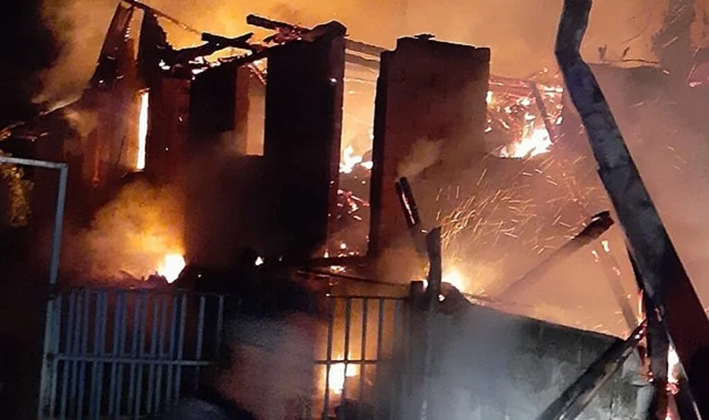 Alevler geceyi aydınlattı, iki katlı ev küle döndü