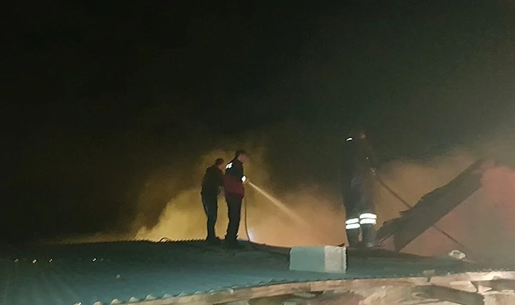 Alevler geceyi aydınlattı, müstakil ev tamamen yanarak kül oldu