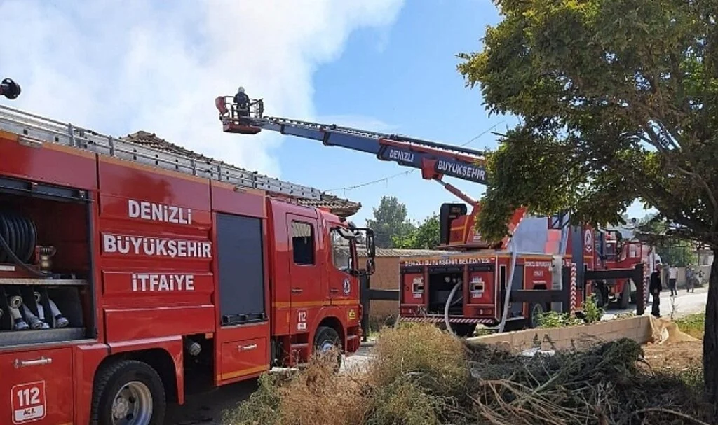 Alevlerin sardığı evden geriye döküntüler kaldı