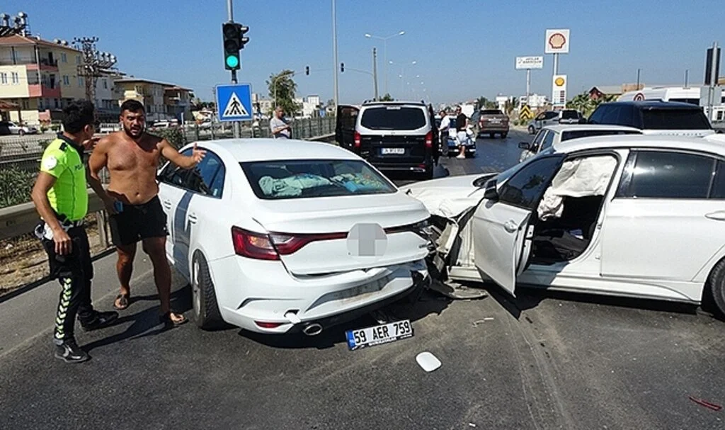 Alkollü sürücü aracı ile kırmızı ışıkta bekleyen araçların arasına daldı: 1 yaralı