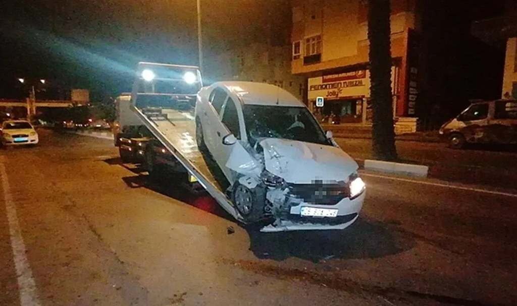 Alkollü sürücü otomobiliyle park halindeki araca çarptı