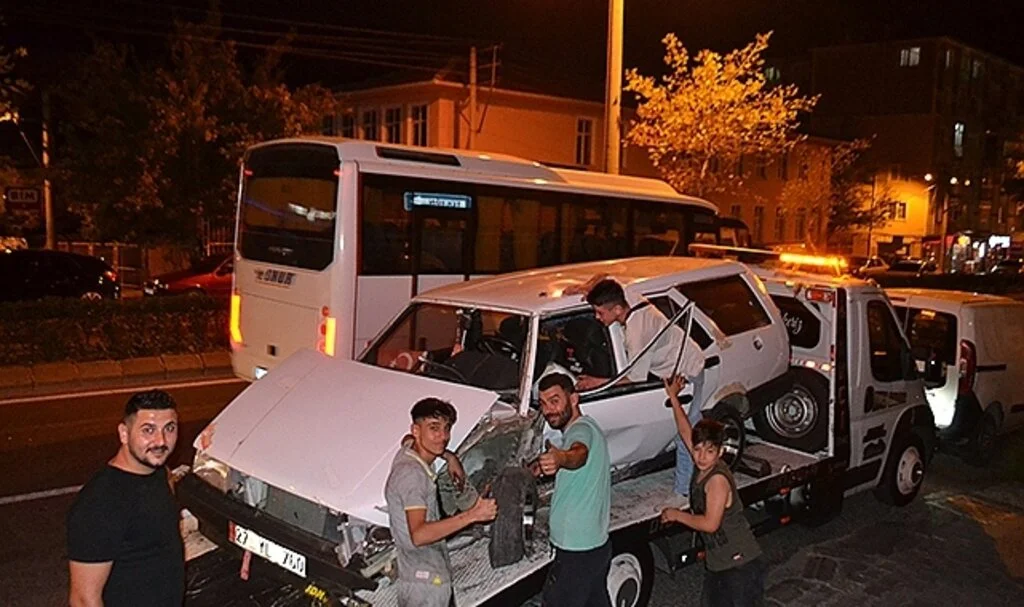 Alkollü sürücünün kullandığı otomobilin hurdaya döndüğü kaza kamerada