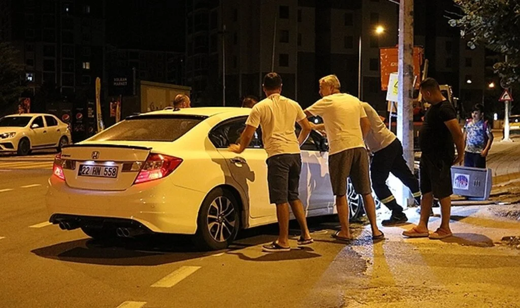 Alkolü sürücü mahalleyi elektriksiz bıraktı
