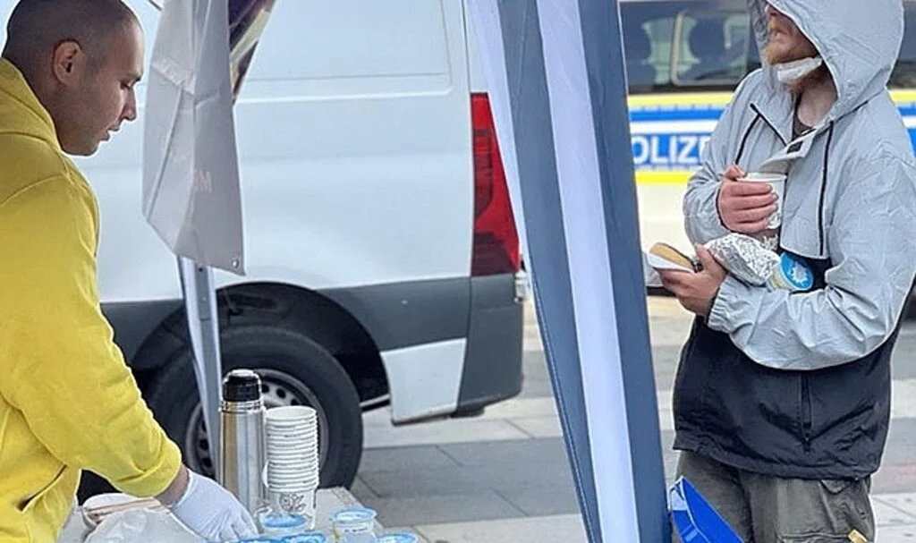 Almanya'daki Türkler evsizlerle ihtiyaç sahiplerine yemek dağıttı