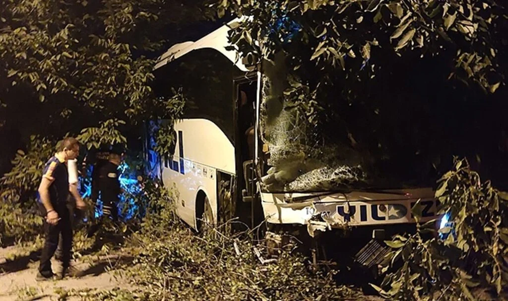 Amasya’da yolcu otobüsüyle kamyonet çarpıştı: 2 ölü, 8 yaralı