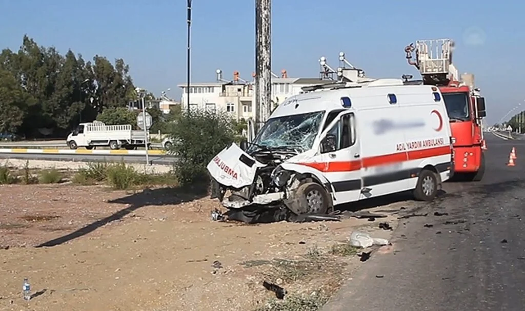 Ambulans ile midibüsün çarpıştığı kazada 2 kişi yaralandı