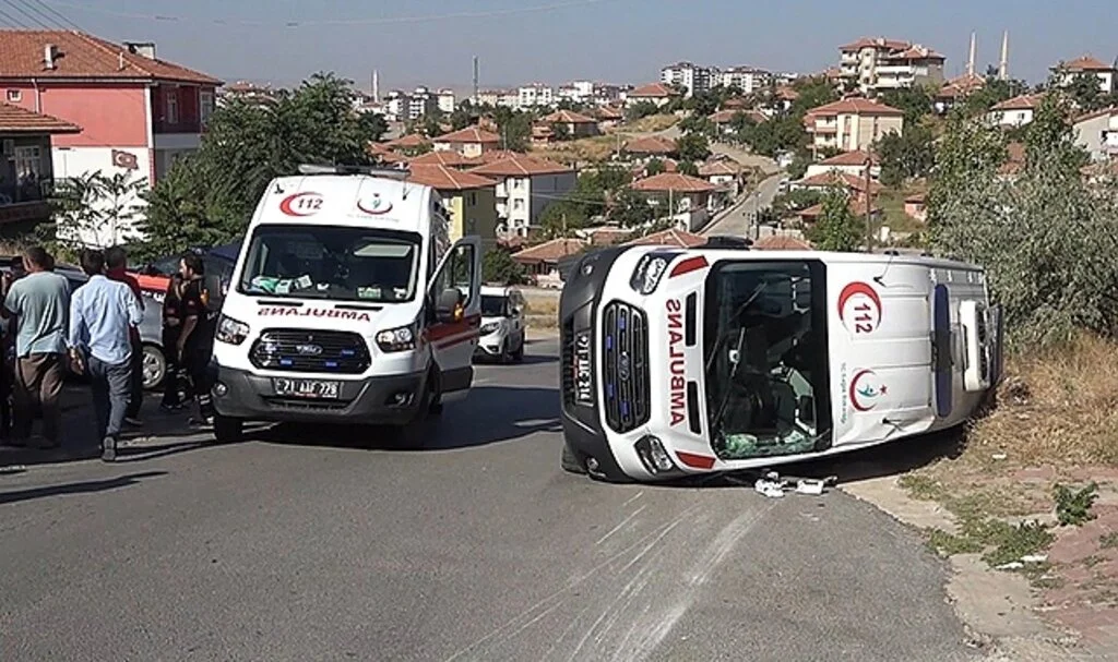 Ambulans ile otomobil çarpıştı: 3'ü sağlıkçı, 4 yaralı