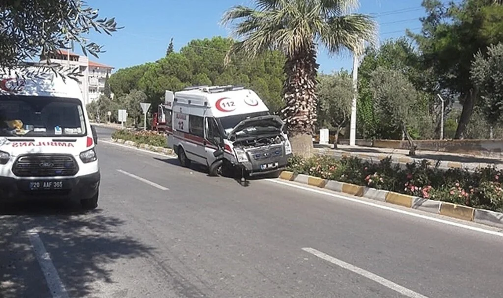 Ambulans park halindeki araca çarptı, sürücü ölümden saniyelerle kurtuldu