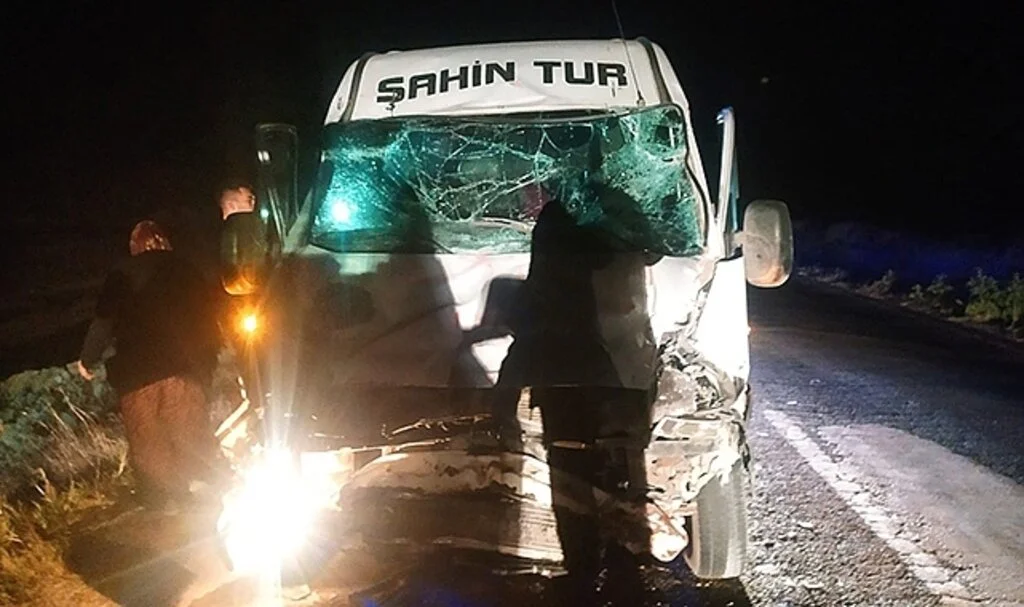 Ankara’da traktör ile servis minibüsü çarpıştı: 7 yaralı