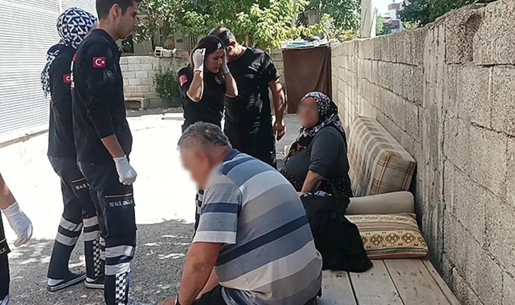 Annesini bıçakladı, babasını darp etti