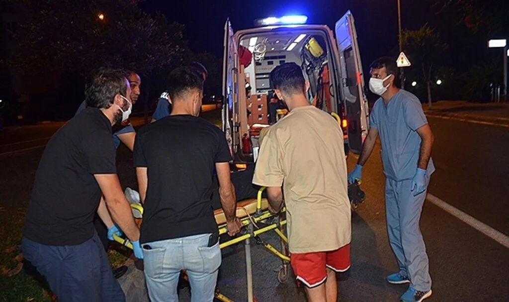 Antalya'da motosiklet orta refüje çarptı: 1 i ağır 2 yaralı