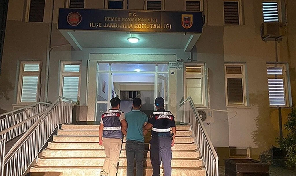 Antalya’da telefon faresi jandarmadan kaçamadı