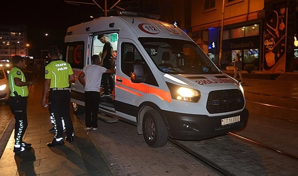 Antalya'da tramvay yolunda kaza: 1 yaralı