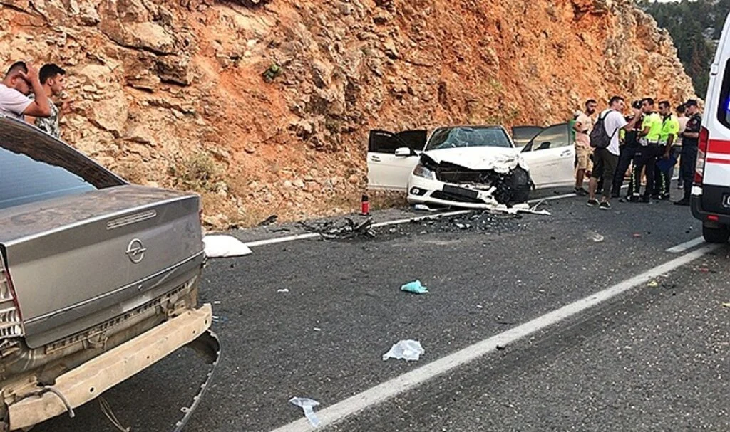 Antalya’da zincirleme trafik kazası: 4 yaralı