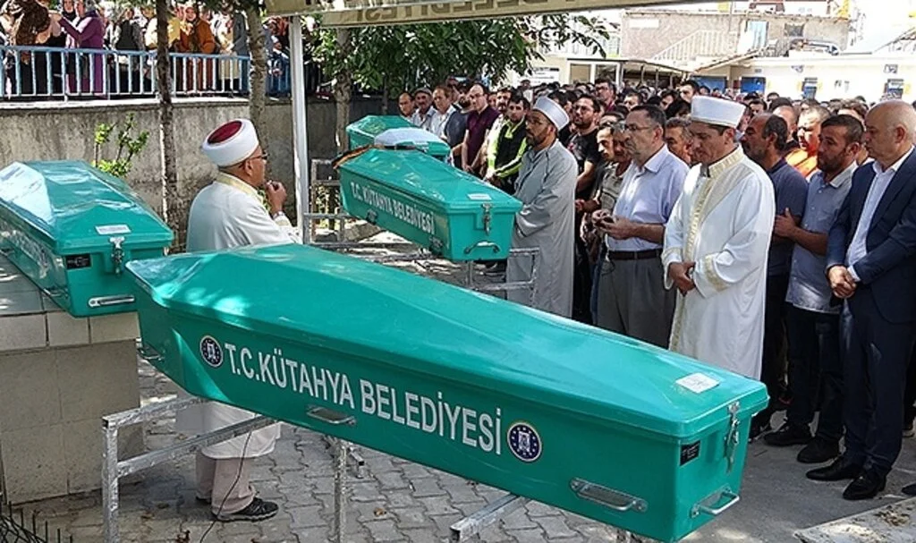 Antalya'daki trafik kazasında ölen 4 kişi Kütahya'da toprağa verildi