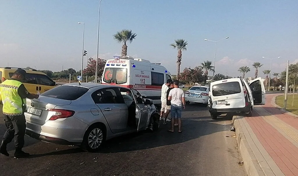Antalya'ya tatile gelen kuzenler, dönüş yolunda birbirlerine çarptı
