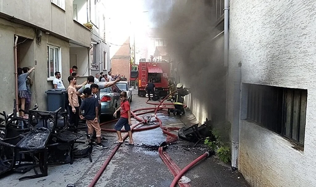 Apartmandaki yangın korkuttu