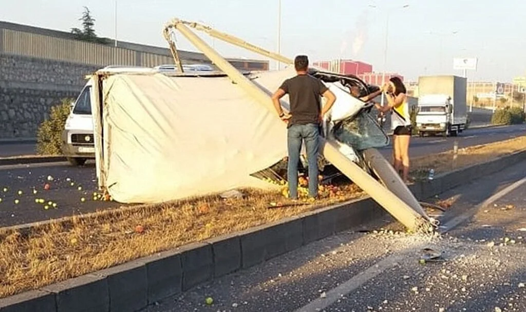 Aracıyla refüje çıkarak aydınlatma direğine çarpan sürücü yaralandı
