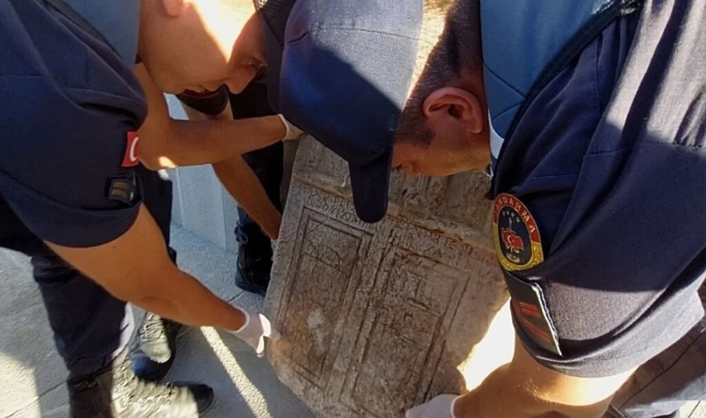 Araçta Roma dönemine ait mezar steli ele geçirildi