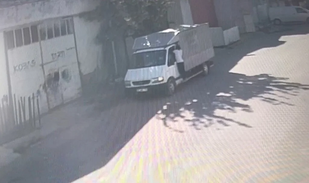 Araçtan çaldıkları çantayı boşaltıp fark edilmemek için yerine bıraktılar
