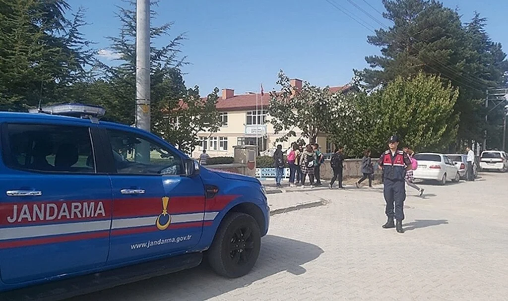 Aranması olan 10 kişi jandarma denetiminde yakalandı