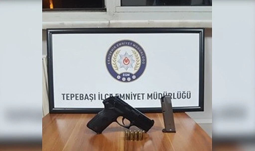 Aranması olan 2 şüpheli silahla birlikte yakalandı